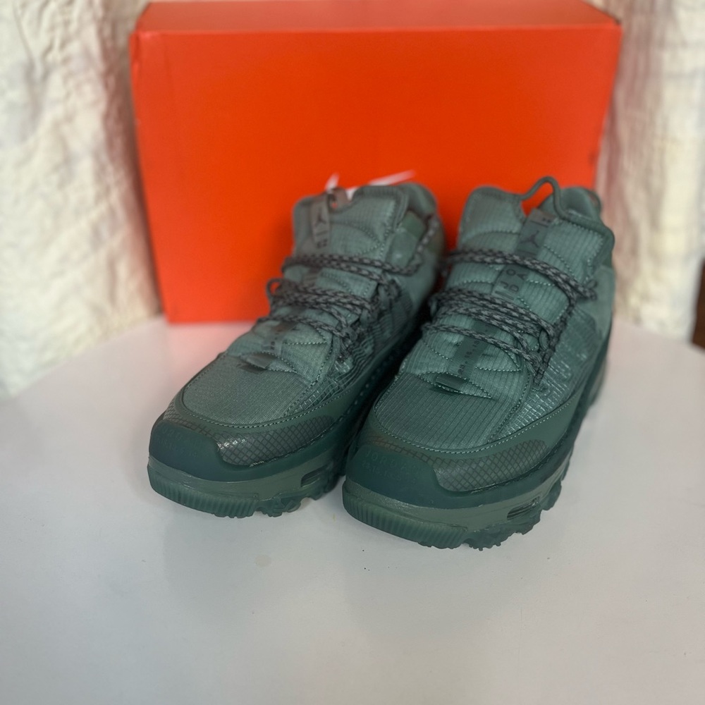 NIKE JORDAN MAE - size 8